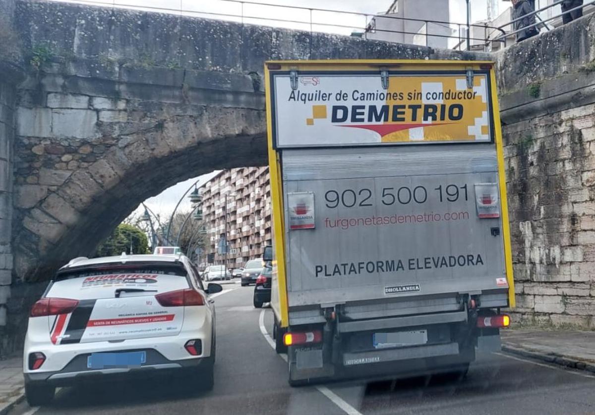 El camión no pudo superar el paso inferior de puente de San Marcos.