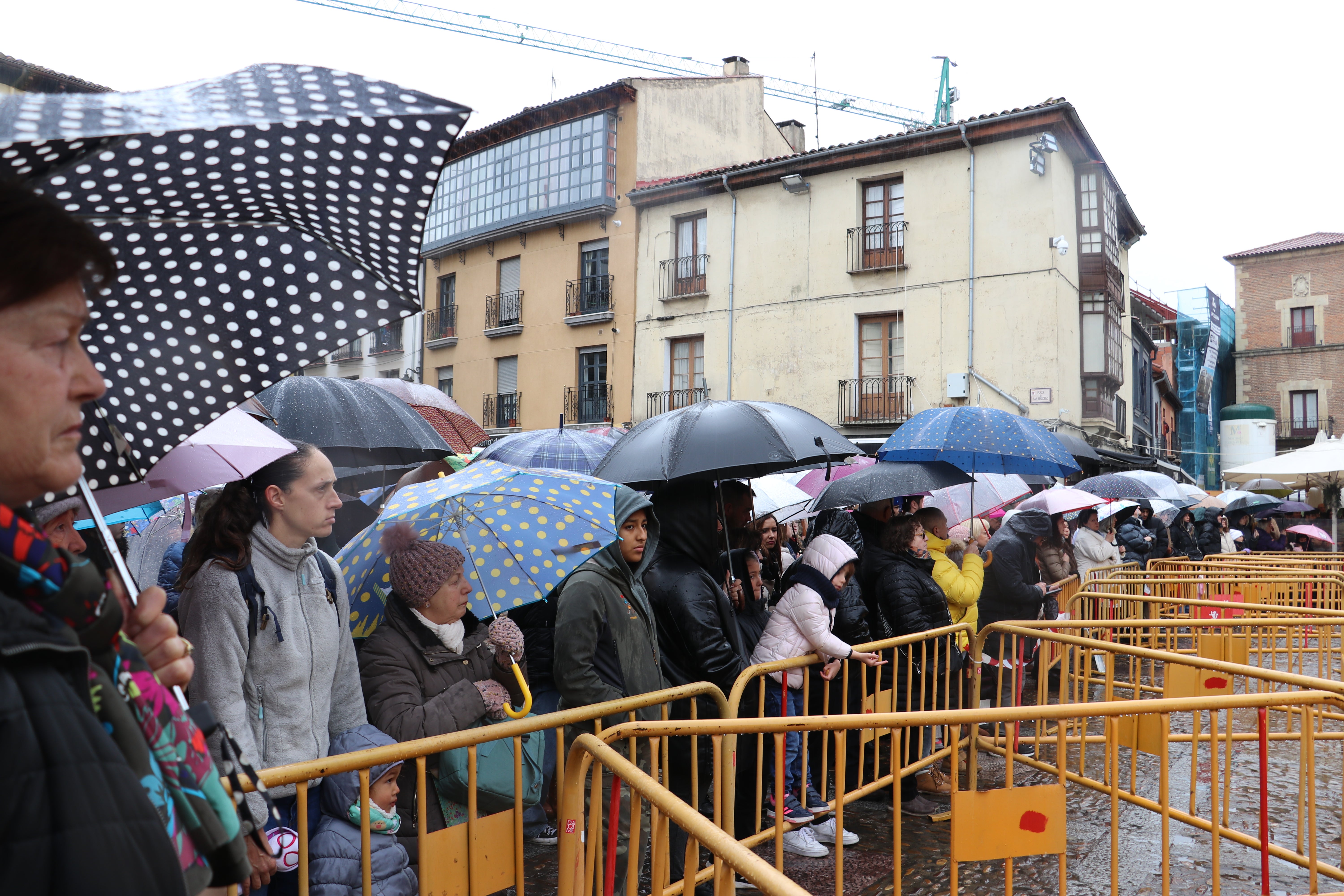 Túnicas caladas y un Pregón de las Siete Palabras pasado por agua