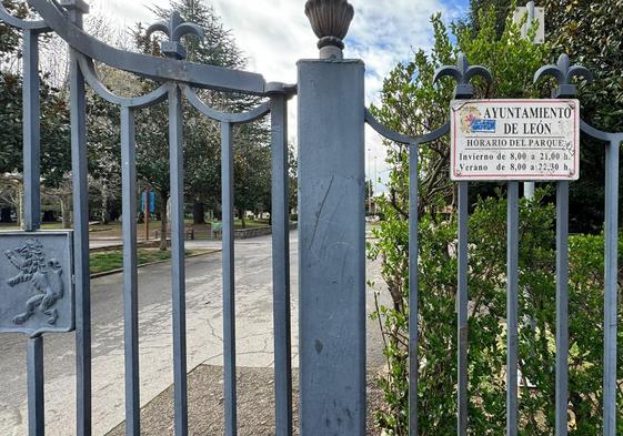 Un parque de León, cerrado por la alerta amarilla por rachas de viento y lluvia.