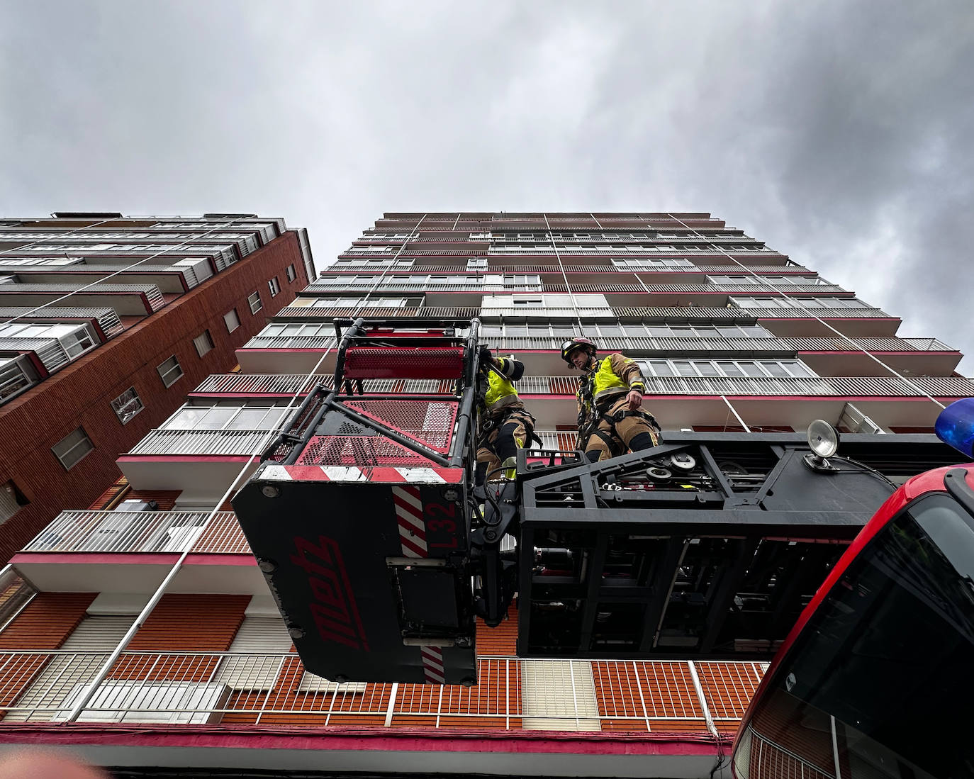 Efectivos del Parque de Bomberos de León han intervenido en diversos puntos de la capital y el alfoz para atajar los efectos que la borrasca Nelson ha dejado en distintos escenarios