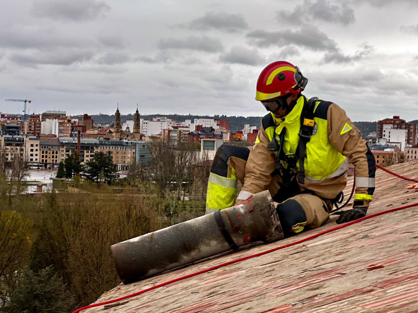 Efectivos del Parque de Bomberos de León han intervenido en diversos puntos de la capital y el alfoz para atajar los efectos que la borrasca Nelson ha dejado en distintos escenarios