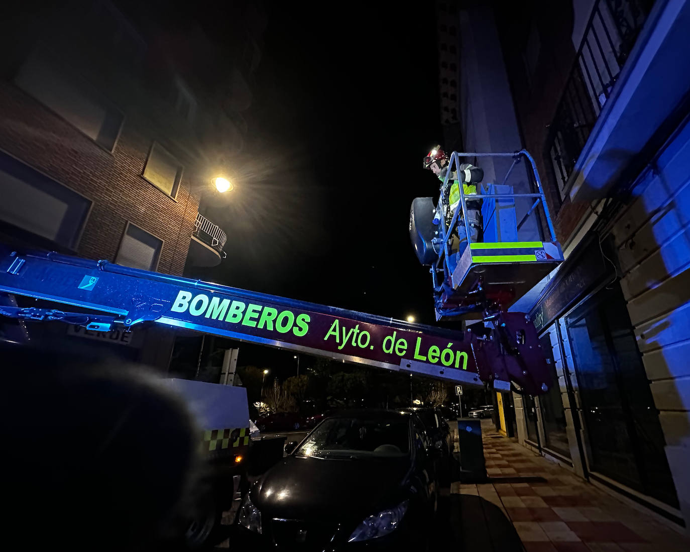 Efectivos del Parque de Bomberos de León han intervenido en diversos puntos de la capital y el alfoz para atajar los efectos que la borrasca Nelson ha dejado en distintos escenarios