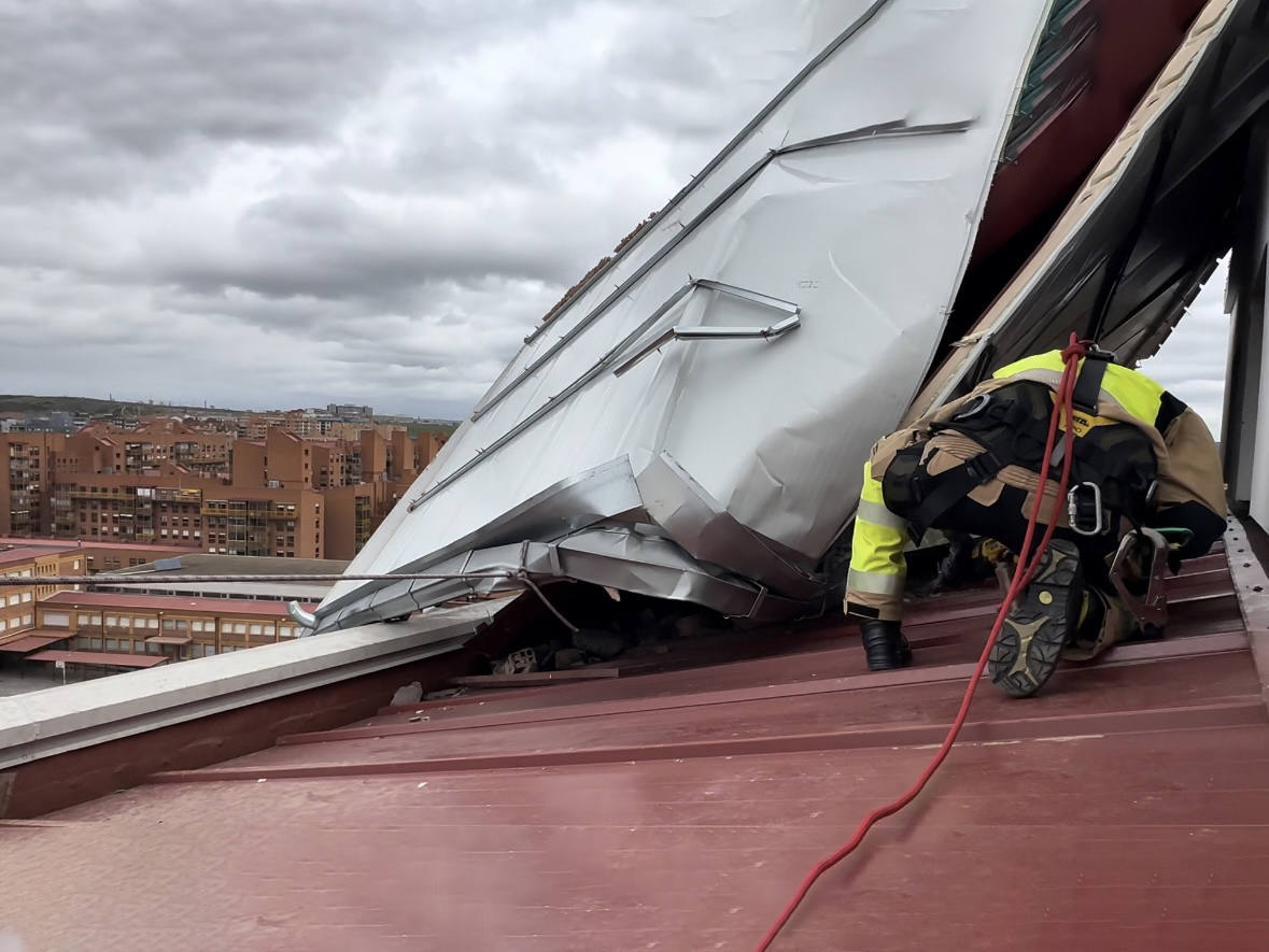 Efectivos del Parque de Bomberos de León han intervenido en diversos puntos de la capital y el alfoz para atajar los efectos que la borrasca Nelson ha dejado en distintos escenarios