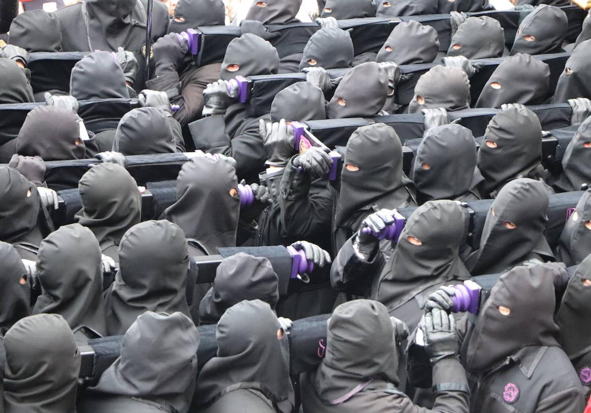 Acto central de la Procesión de los Pasos, con los braceros de San Juan y la Madre Dolorosa fundiéndose.