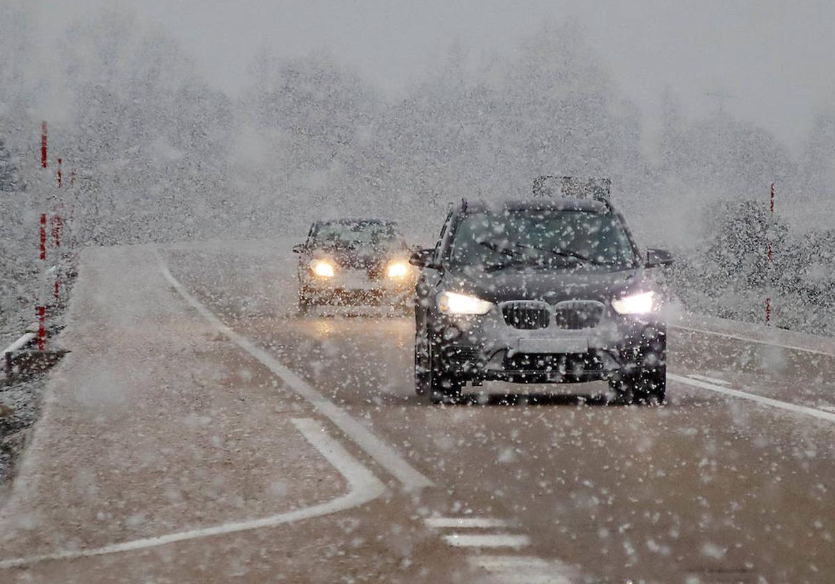 Nevada en una carretera de la provincia de León.