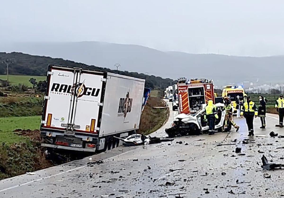 Fallecen tres personas al chocar su turismo contra un camión en Soria