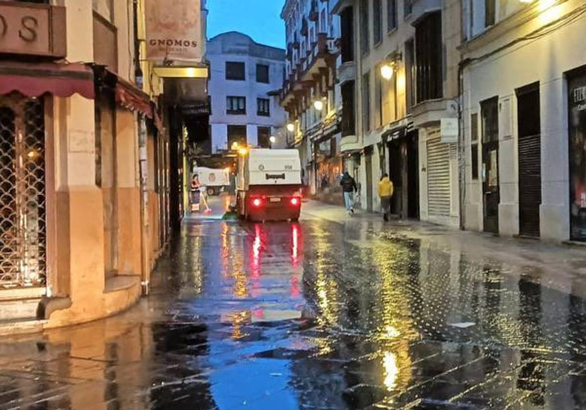 Los operarios trabajaron de madrugada en las calles de León.