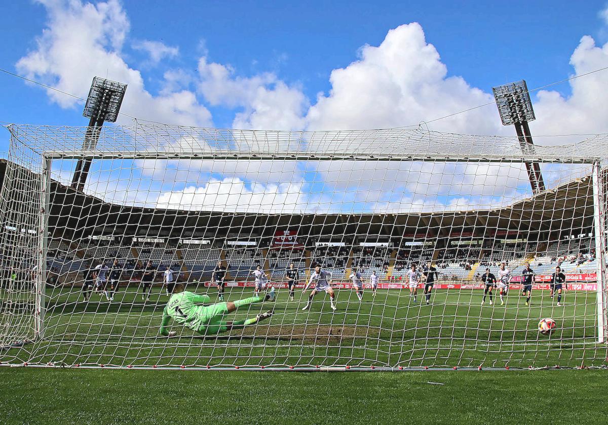 Martín Solar marca de penalti.