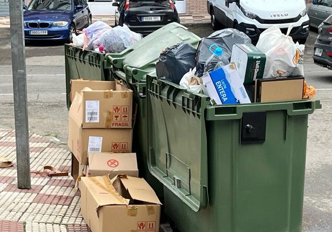 Contenedores de basura en Villaquilambre durante la huelga.