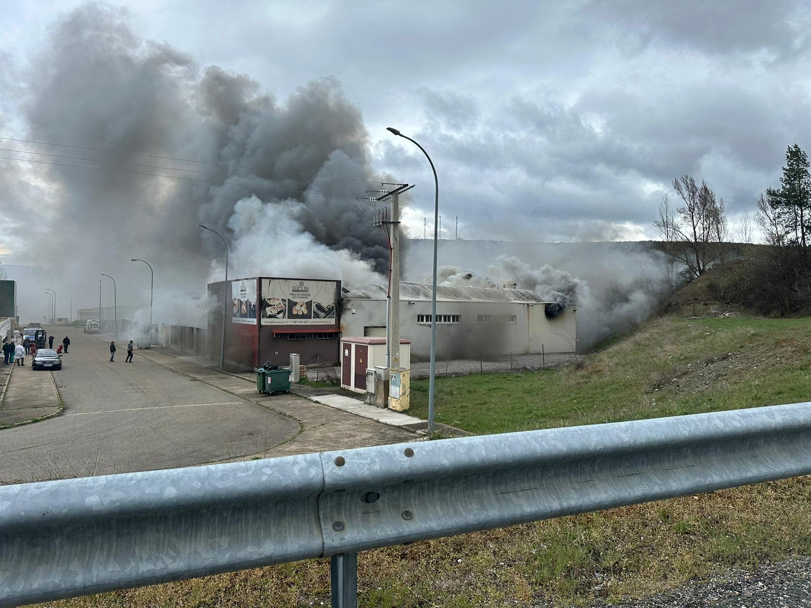 Incendio en una nave industrial de los Avezales