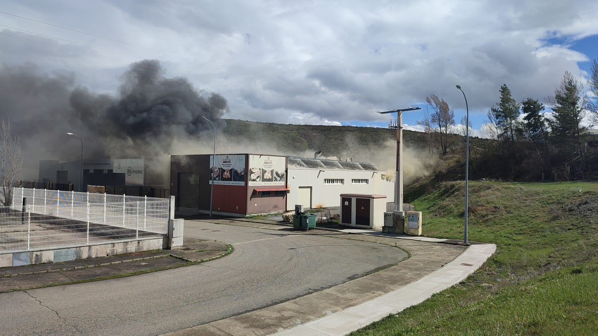 Incendio en una nave industrial de los Avezales