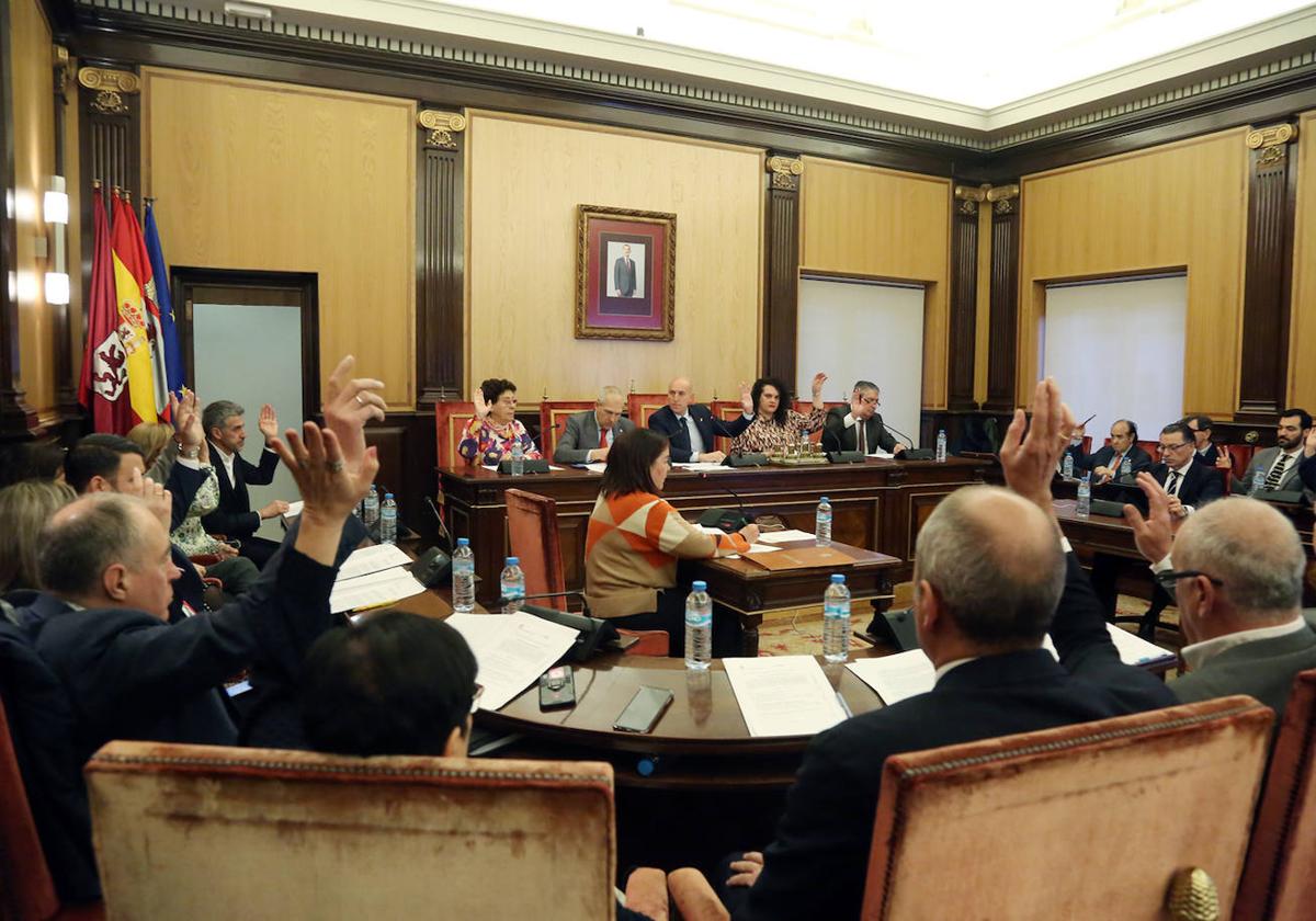 Votación en el pleno municipal de este lunes.