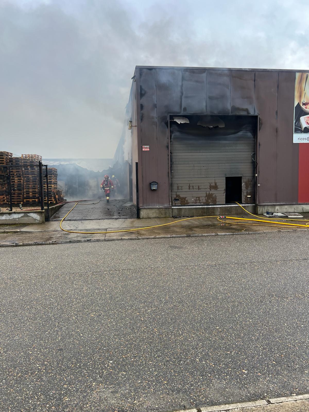 Incendio en una nave industrial de los Avezales