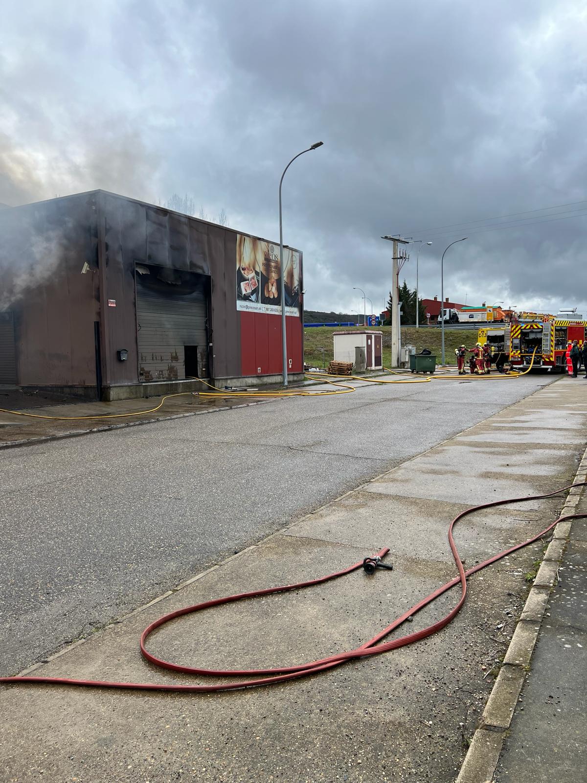 Incendio en una nave industrial de los Avezales