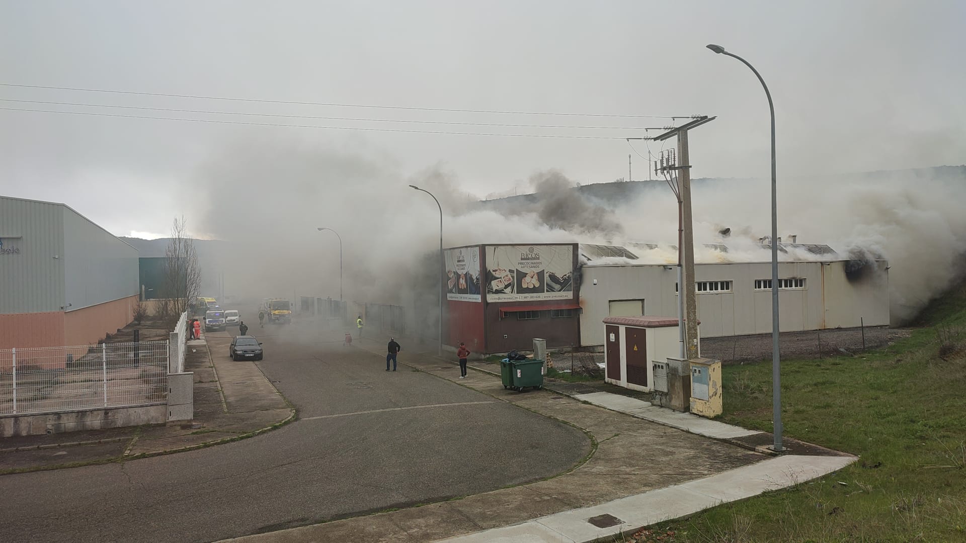 Incendio en una nave industrial de los Avezales