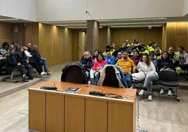 Los trabajadores, en el salón de plenos de Villaquilambre.