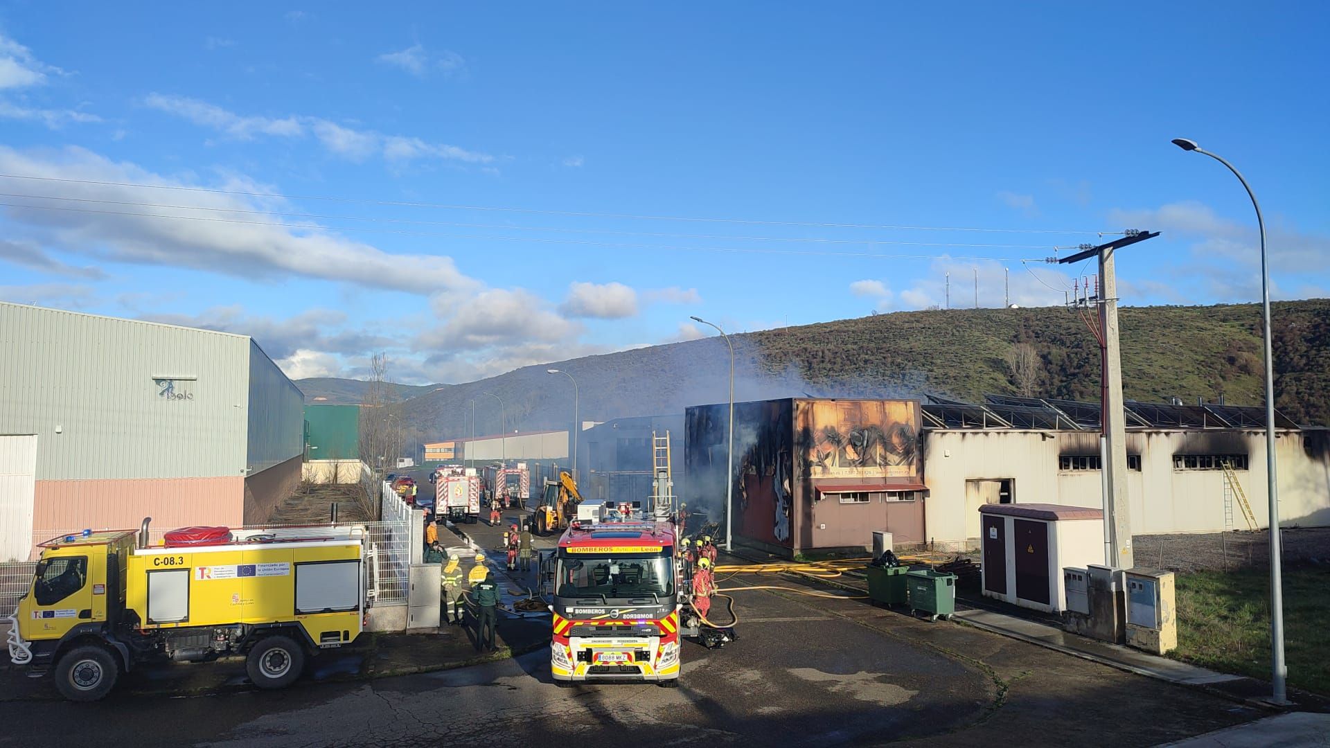 Incendio en una nave industrial de los Avezales