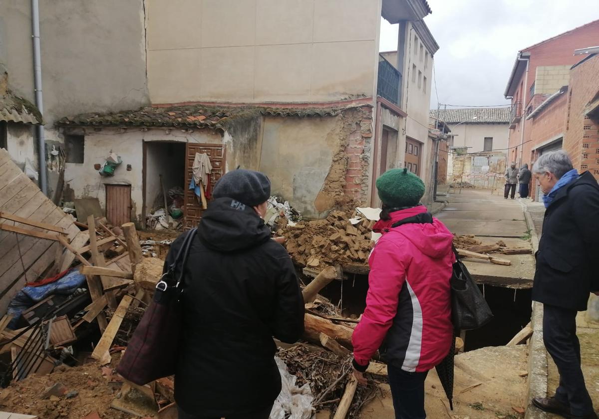 La Junta urge a apuntalar los edificios de Valderas y a radiografiar el suelo