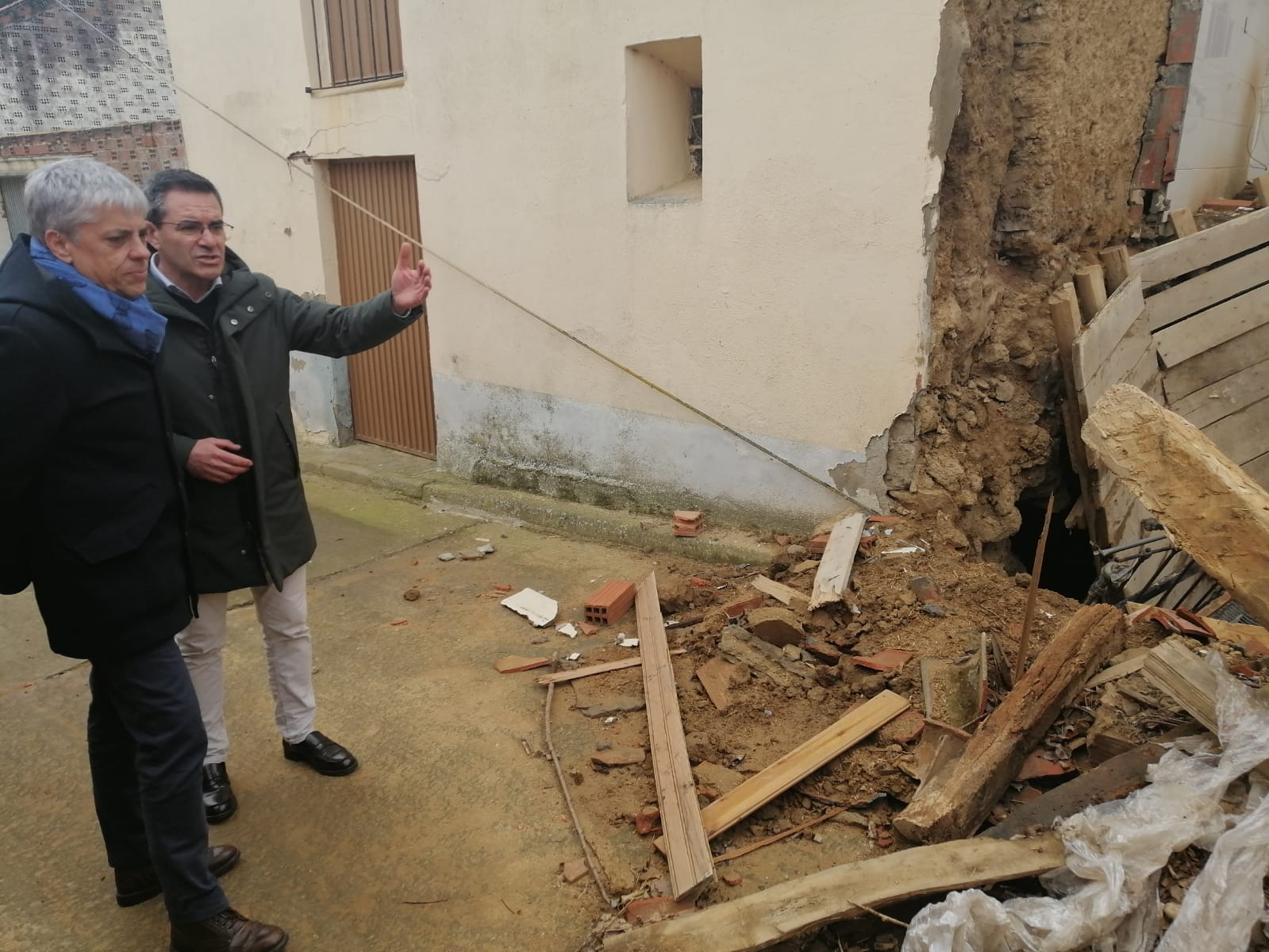 La Junta urge a apuntalar los edificios de Valderas y a radiografiar el suelo