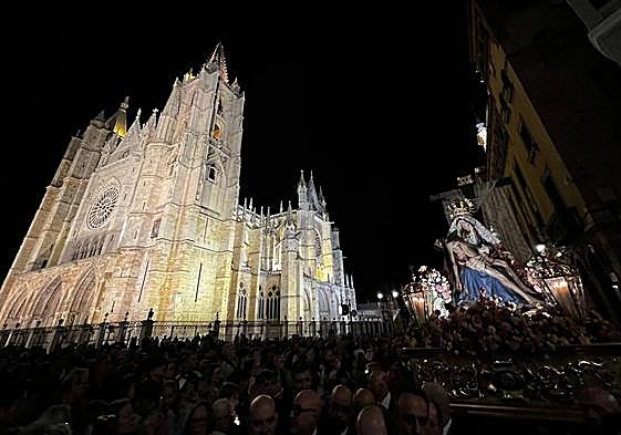 La Semana Santa ha supuesto un incremento de las contrataciones y un alivio del paro. En la imagen, la procesión de la Dolorosa con la que comenzó la Semana Santa de León.