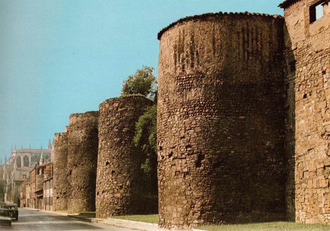 Vista parcial de la muralla de León.