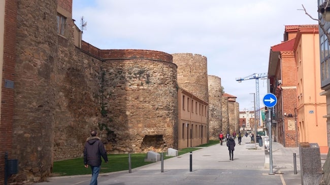 Imagen antes - ¿Por qué derribaron los cubos de la muralla romana?