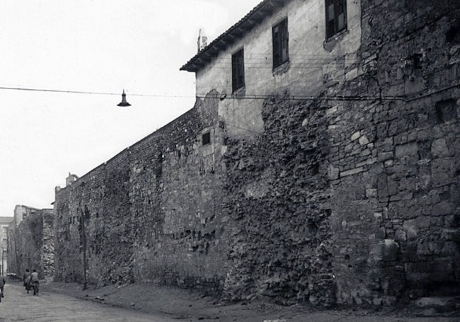 Al fondo de la imagen Puerta de San Albito o Alvito.Calle Carreras. 1910.