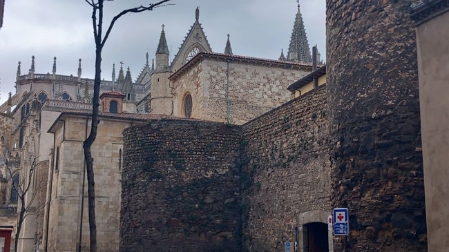 Imagen antes - ¿Por qué derribaron los cubos de la muralla romana?