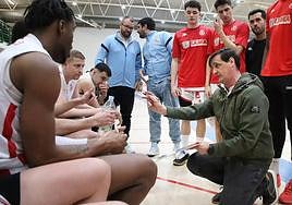 Luis Castillo, entrenador de la Cultural, da instrucciones a sus jugadores.