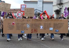 Los trabajadores del Centro Estrada de León recorrieron parte de la ciudad en su protesta de este miércoles.