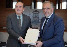 El Procurador del Común de Castilla y León, Tomás Quintana, entrega al presidente de las Cortes de Castilla y León, Carlos Pollán, el informe anual relativo a la actividad de la institución durante 2023.