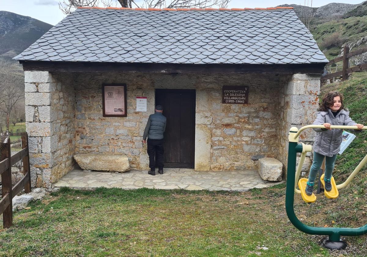 Pedro Álvarez Barriada, pedáneo de Villargusán -San Emiliano- accede a la antigua lechería del pueblo.