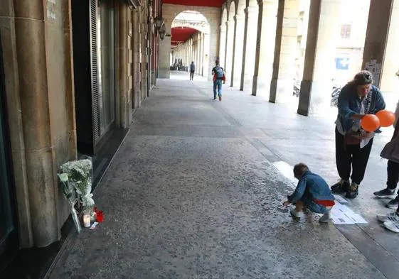 Flores y una vela encendida en el lugar en el que José Antonio Justel recibió la paliza mortal.