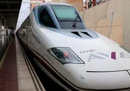 Imagen de archivo de un tren AVE en la estación de León.
