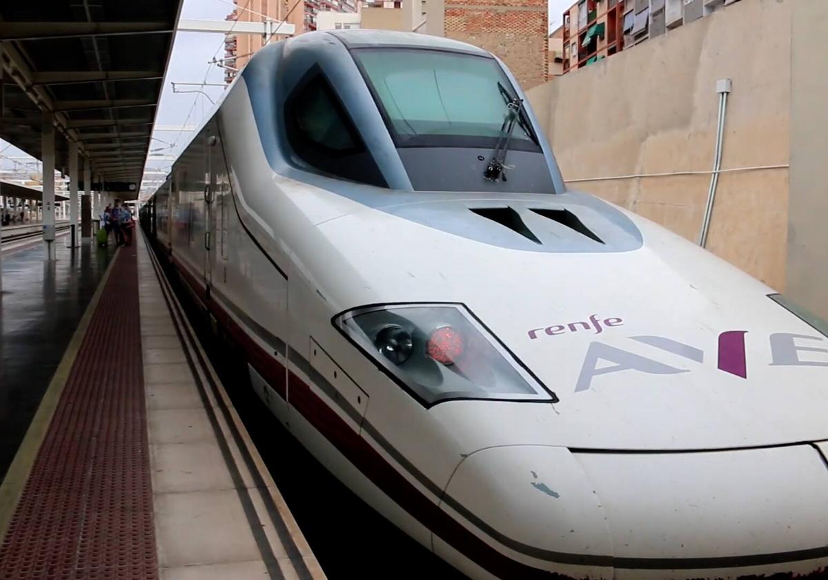 Imagen de archivo de un tren AVE en la estación de León.