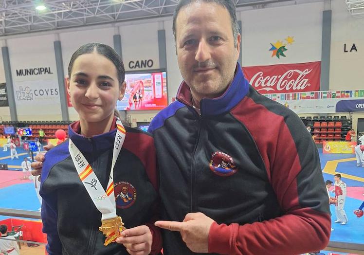 Chaima Zahraoui posa con su medalla de oro.