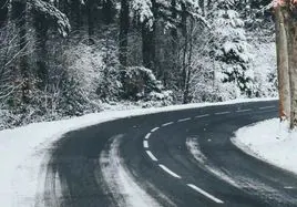 Imagen de archivo de una carretera con nieve.