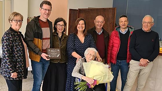 Ardón homenajea los 102 años de Gloria Pérez: «A las cartas cuenta ella los tantos»