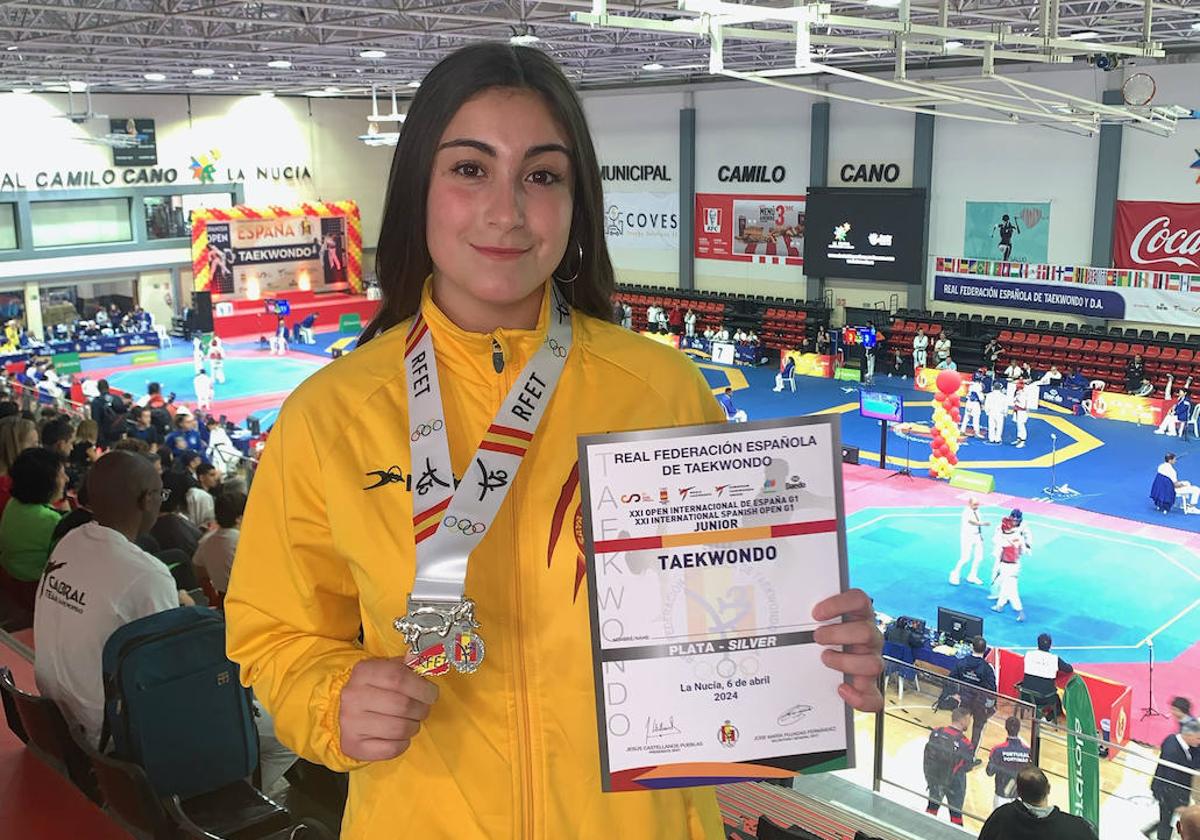 Yessenia Salgado posa con su medalla de plata.