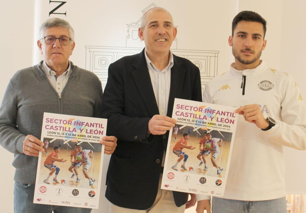 El presidente del Abanca Ademar, Tano Franco; el concejal de Deportes del Ayuntamiento de León, Vicente Canuria; y el responsable de la base del Abanca Ademar, Raúl García; en la presentación del torneo.