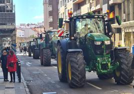 Tractores reunidos en las calles de León.
