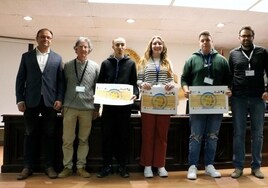 De izda a dcha Andrés Fernández, José Cortizo, los estudiantes ganadores de la Fase Local, Fermín Manilla y Javier Juanes