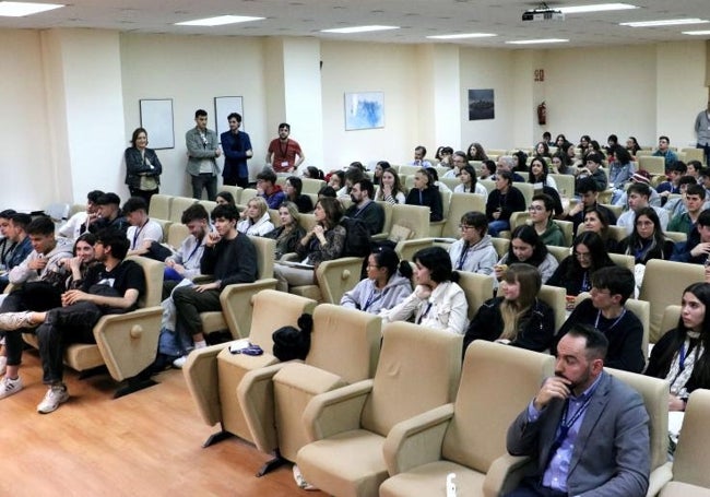 Estudiantes y tutores en el Aula Magna de Filosofía y Letras al término de la entrega de reconocimientos