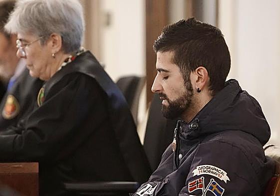 Primera sesión del juicio contra un varón acusado de matar de un total de 52 puñaladas a la que era su casera en la calle Obispo Almarcha de León en marzo de 2020.