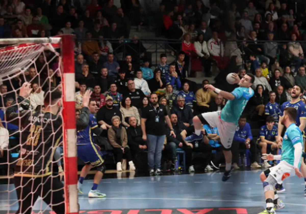 Un momento del partido entre Cangas y Ademar de Liga Asobal.