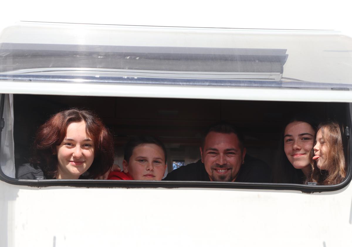 Mirko Manera y su familia viven en autocaravana desde hace más de un año y pasan unos días en León.