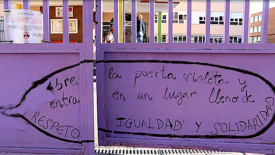 «Es totalmente injusto con la profesora, solo está explicando historia»