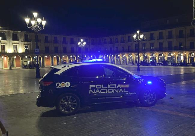 Coche de la Policía Nacional en la plaza Mayor.