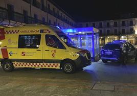 La ambulancia y uno de los coches patrulla en la plaza Mayor tras los hechos.