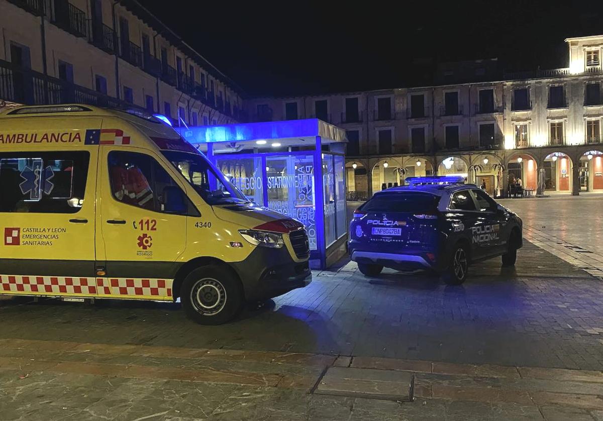 La ambulancia y uno de los coches patrulla en la plaza Mayor tras los hechos.